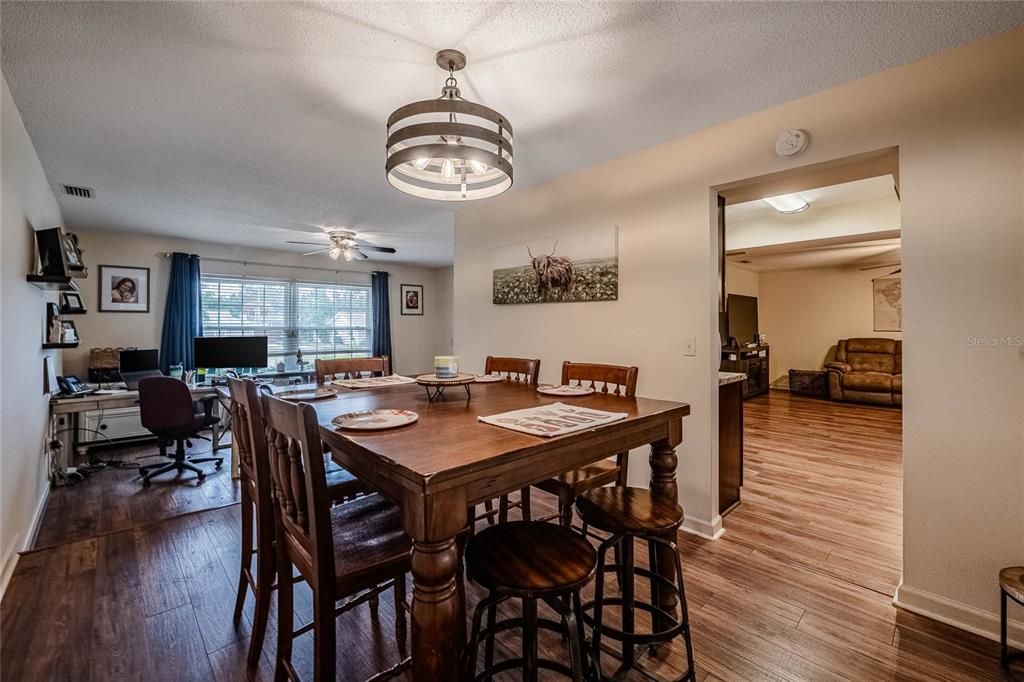 Под контрактом: $389,900 (4 спален, 2 ванн, 1761 Квадратных фут)