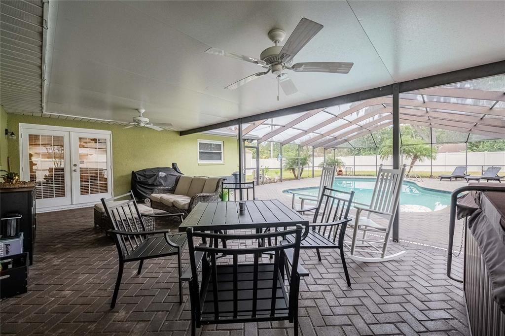 Под контрактом: $389,900 (4 спален, 2 ванн, 1761 Квадратных фут)