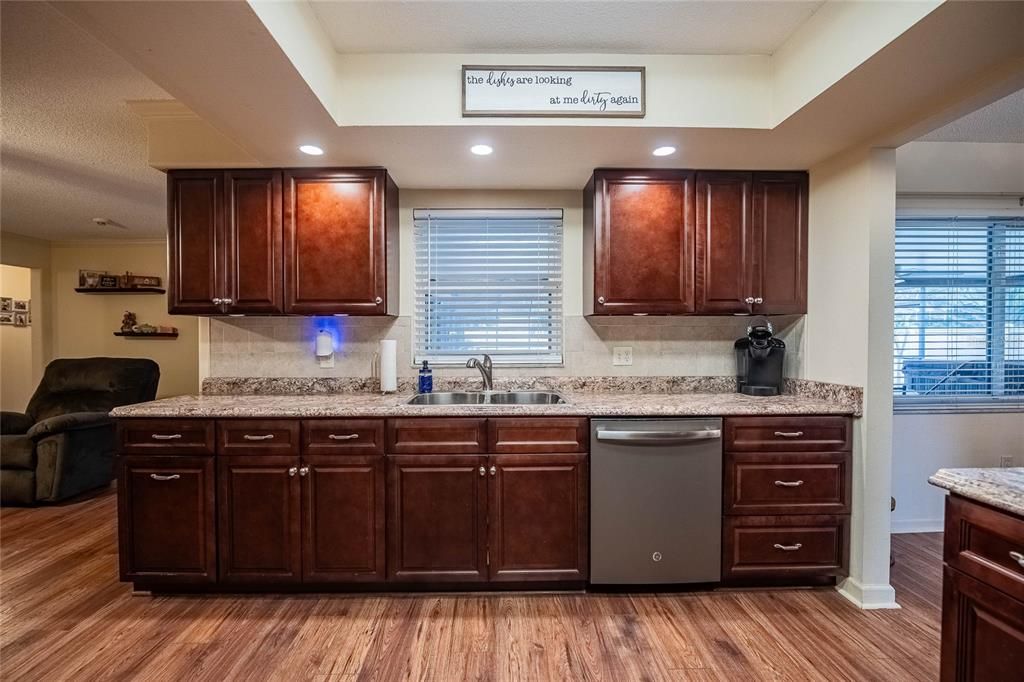 Под контрактом: $389,900 (4 спален, 2 ванн, 1761 Квадратных фут)