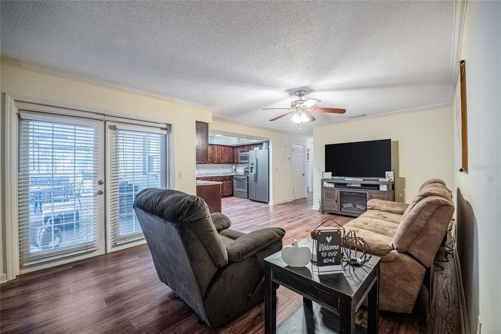 Под контрактом: $389,900 (4 спален, 2 ванн, 1761 Квадратных фут)