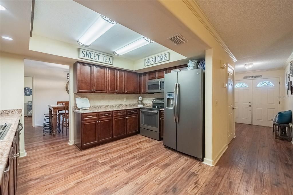 Под контрактом: $389,900 (4 спален, 2 ванн, 1761 Квадратных фут)