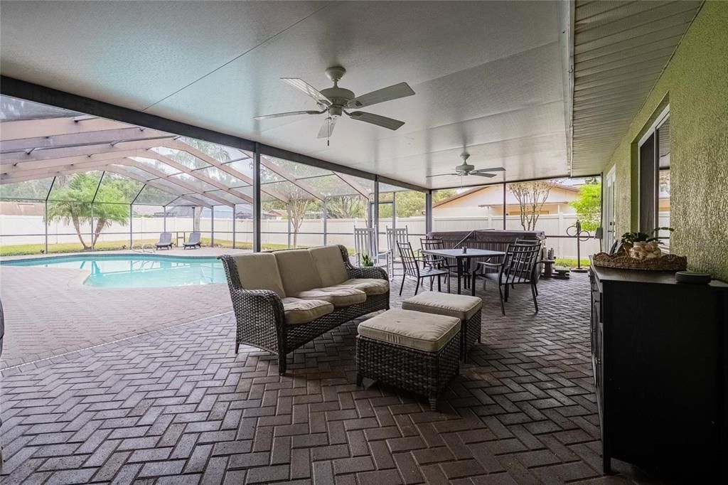 Под контрактом: $389,900 (4 спален, 2 ванн, 1761 Квадратных фут)