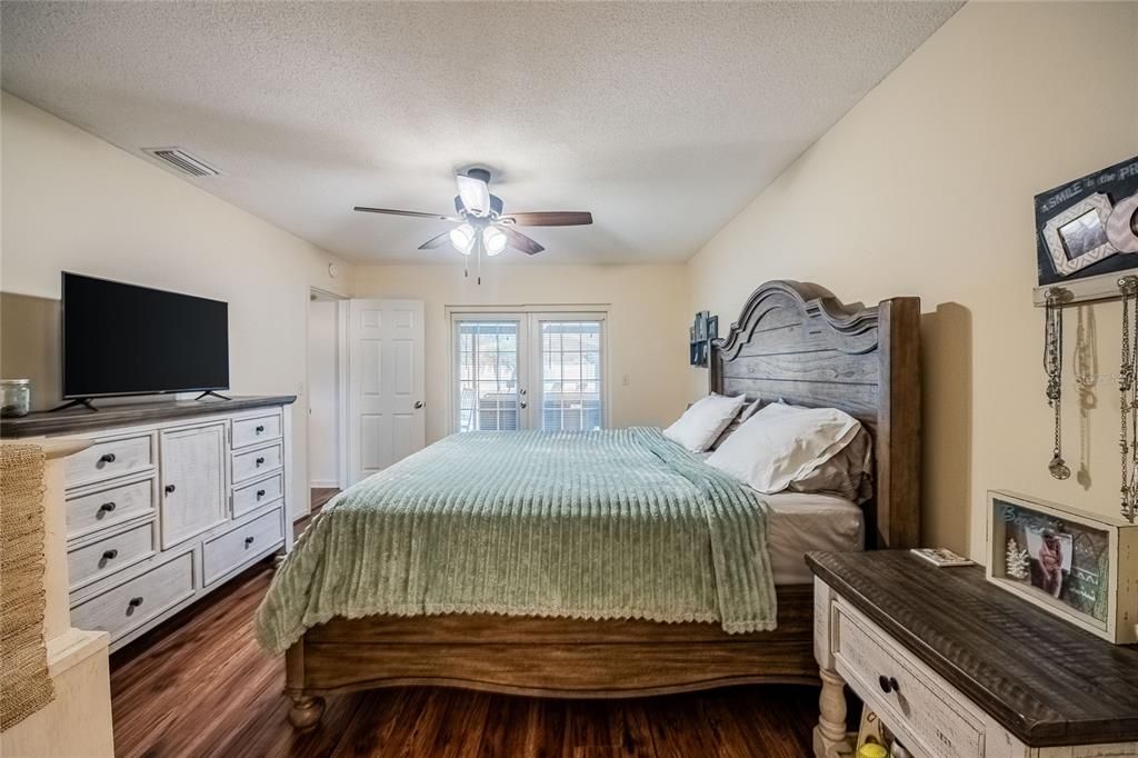 Под контрактом: $389,900 (4 спален, 2 ванн, 1761 Квадратных фут)