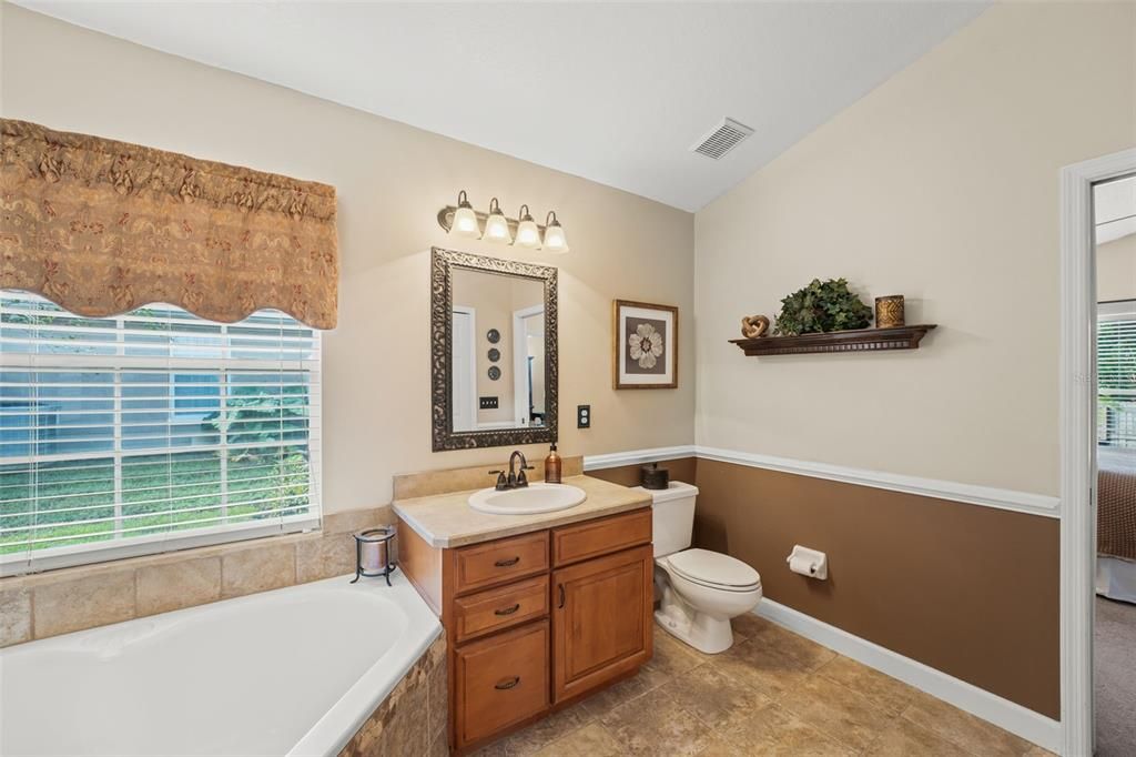 Под контрактом: $435,000 (3 спален, 2 ванн, 1838 Квадратных фут)