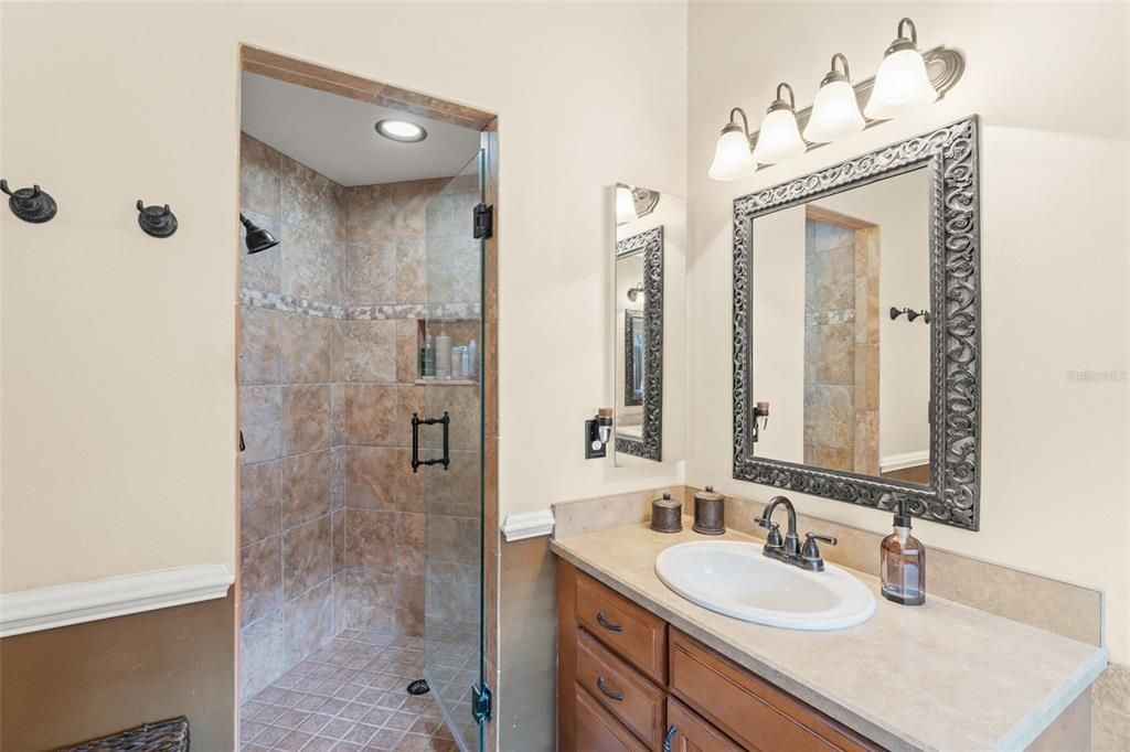 Под контрактом: $435,000 (3 спален, 2 ванн, 1838 Квадратных фут)