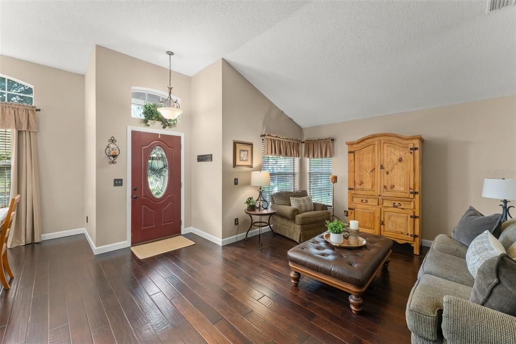 Под контрактом: $435,000 (3 спален, 2 ванн, 1838 Квадратных фут)