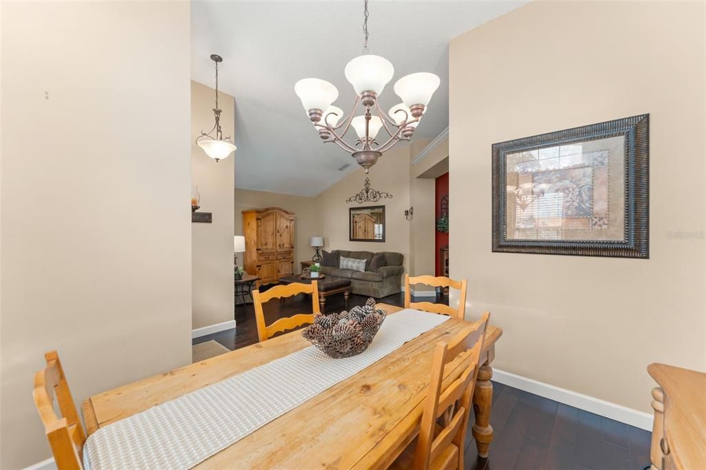 Под контрактом: $435,000 (3 спален, 2 ванн, 1838 Квадратных фут)