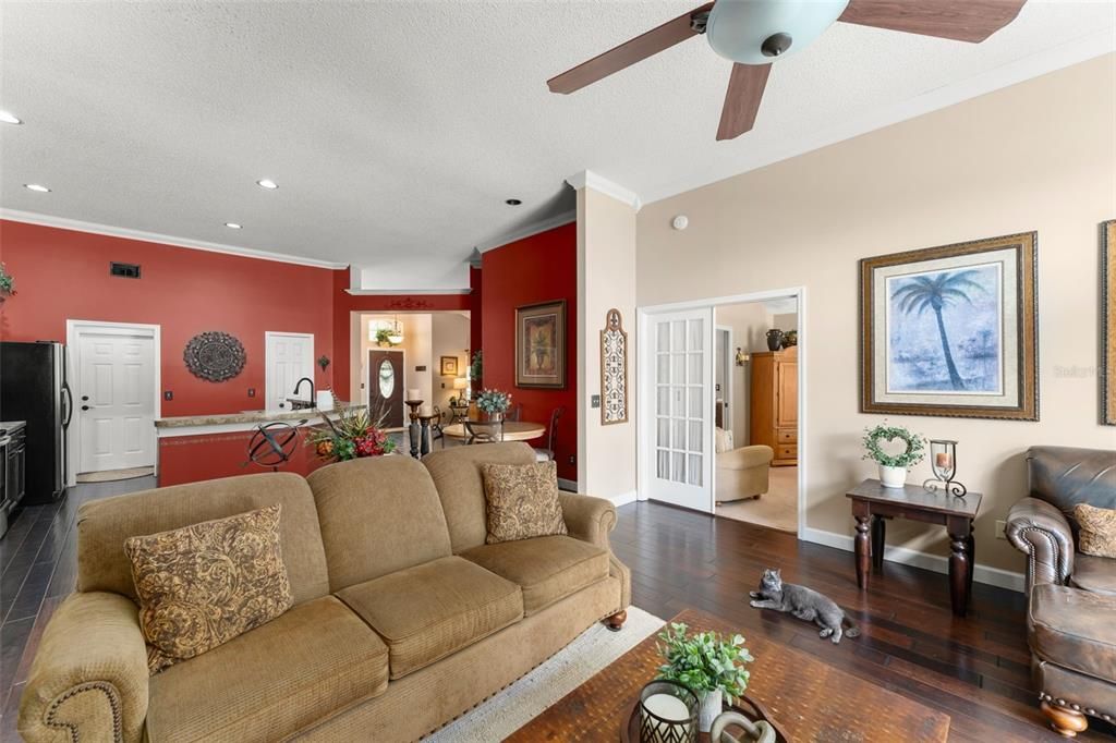 Под контрактом: $435,000 (3 спален, 2 ванн, 1838 Квадратных фут)