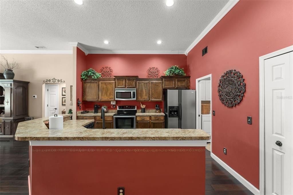 Под контрактом: $435,000 (3 спален, 2 ванн, 1838 Квадратных фут)