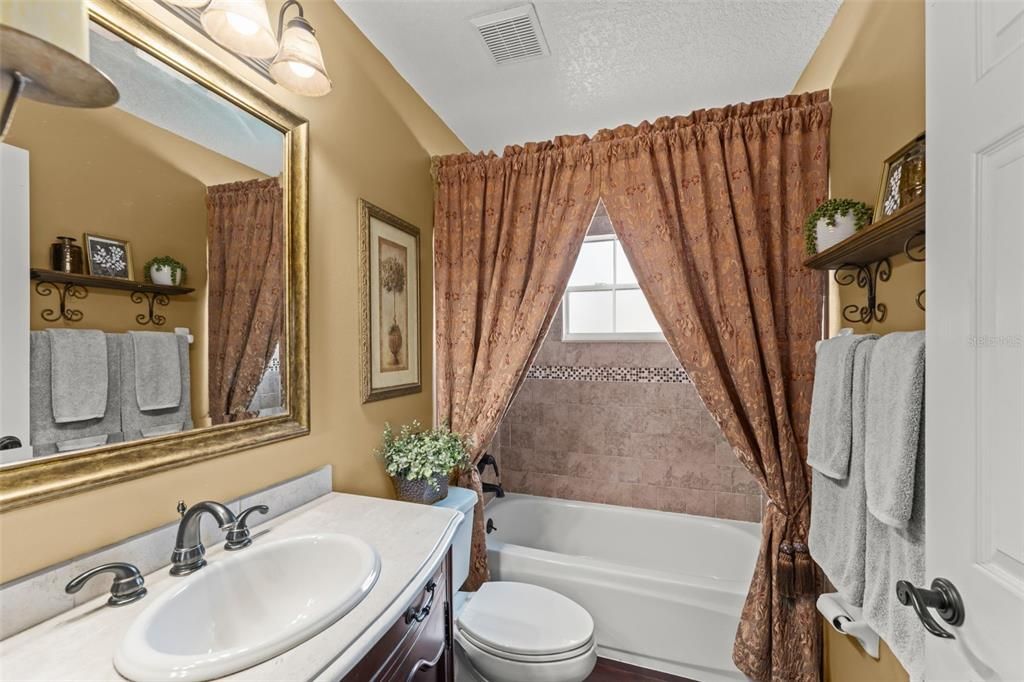 Под контрактом: $435,000 (3 спален, 2 ванн, 1838 Квадратных фут)