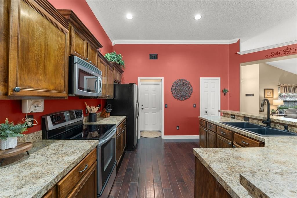 Под контрактом: $435,000 (3 спален, 2 ванн, 1838 Квадратных фут)