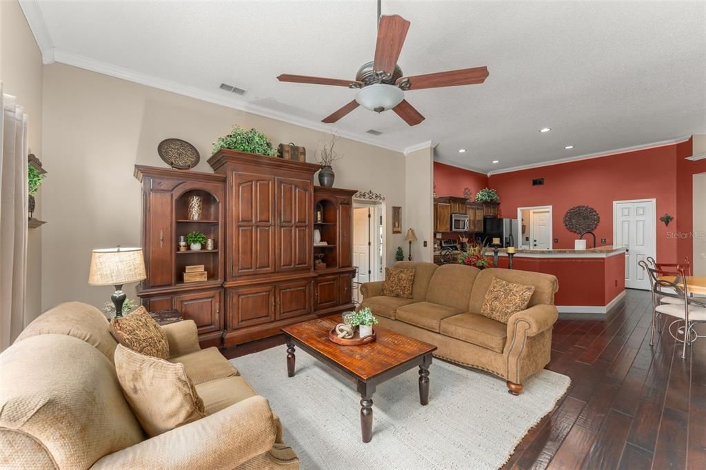 Под контрактом: $435,000 (3 спален, 2 ванн, 1838 Квадратных фут)