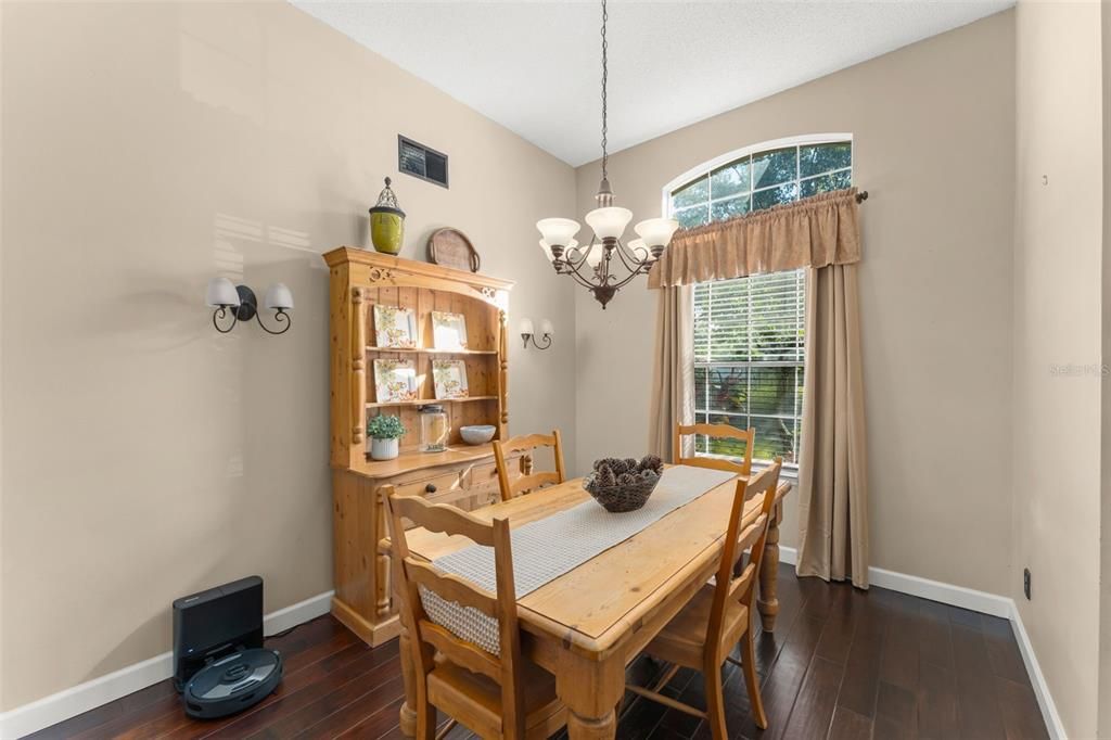 Под контрактом: $435,000 (3 спален, 2 ванн, 1838 Квадратных фут)