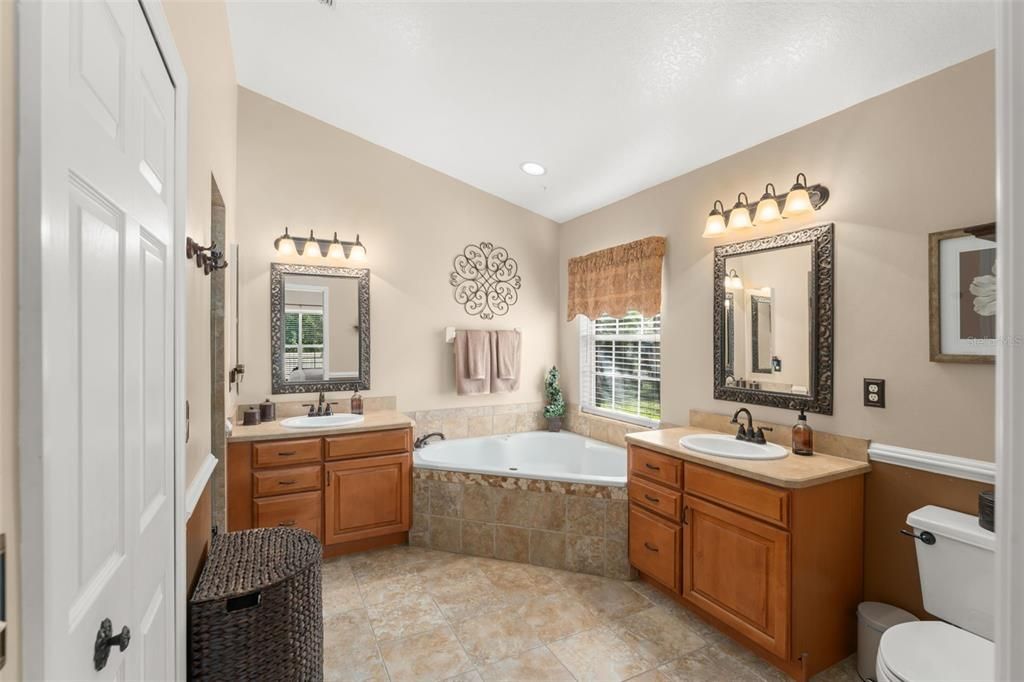 Под контрактом: $435,000 (3 спален, 2 ванн, 1838 Квадратных фут)