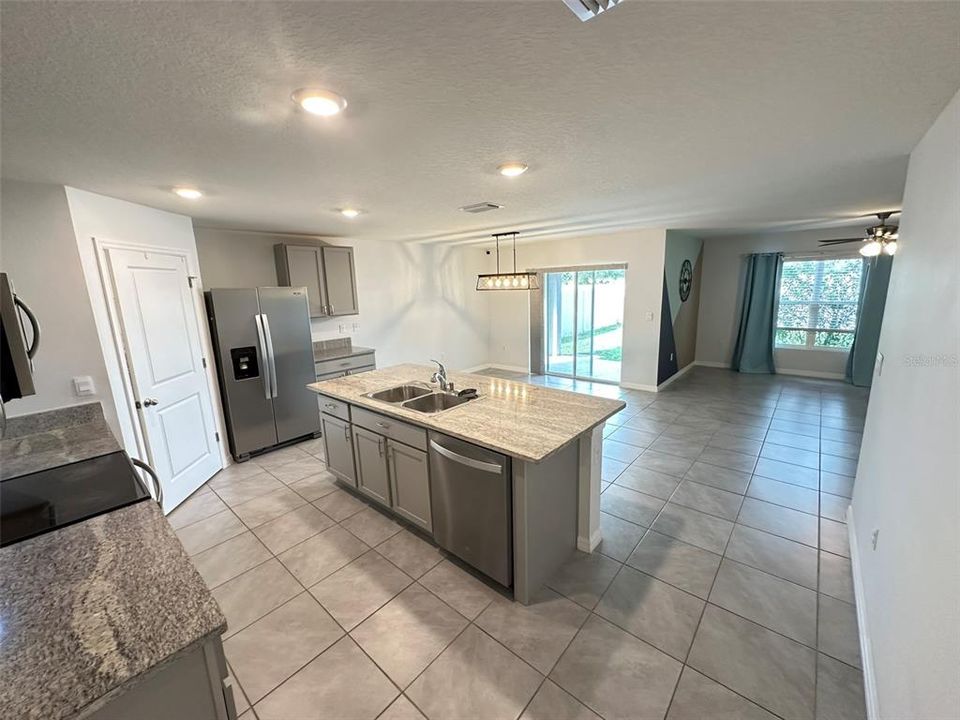 En Venta: $299,900 (4 camas, 2 baños, 1816 Pies cuadrados)