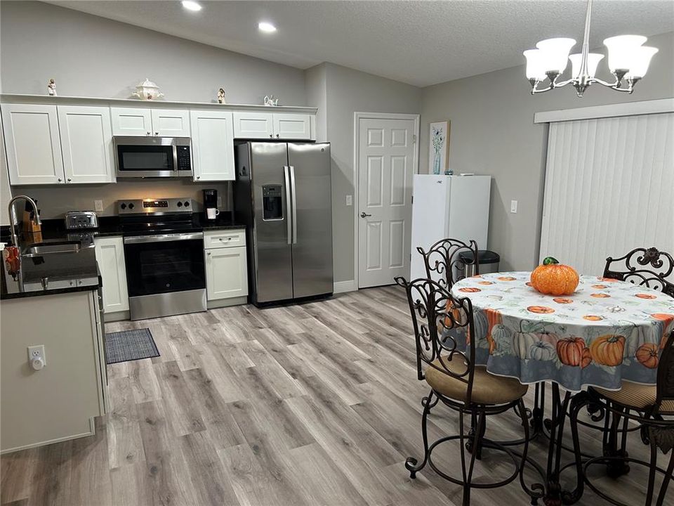 For Sale: $265,900 (3 beds, 2 baths, 1405 Square Feet)
