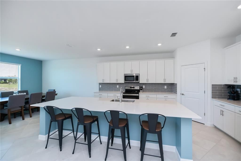 For Sale: $559,900 (3 beds, 3 baths, 2449 Square Feet)