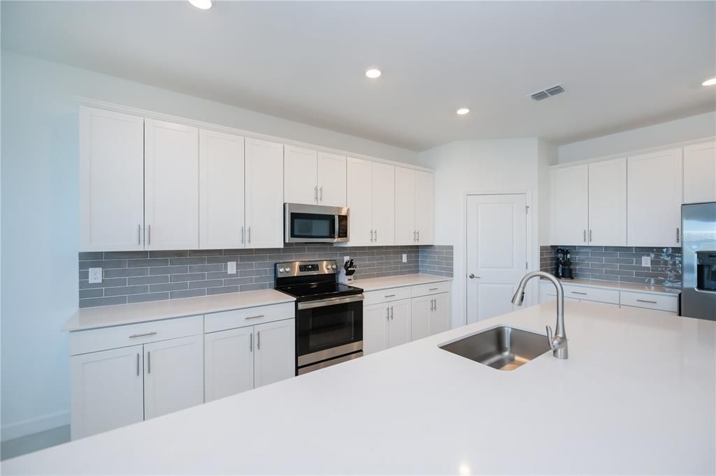 For Sale: $559,900 (3 beds, 3 baths, 2449 Square Feet)