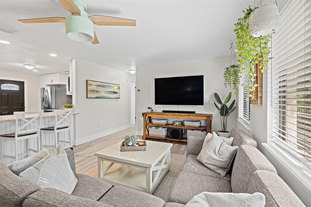 待售: $369,000 (2 贝兹, 1 浴室, 1080 平方英尺)