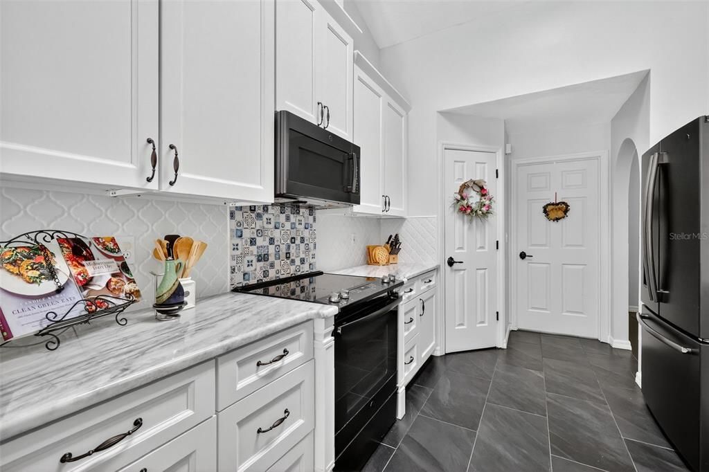 待售: $640,000 (4 贝兹, 2 浴室, 2182 平方英尺)