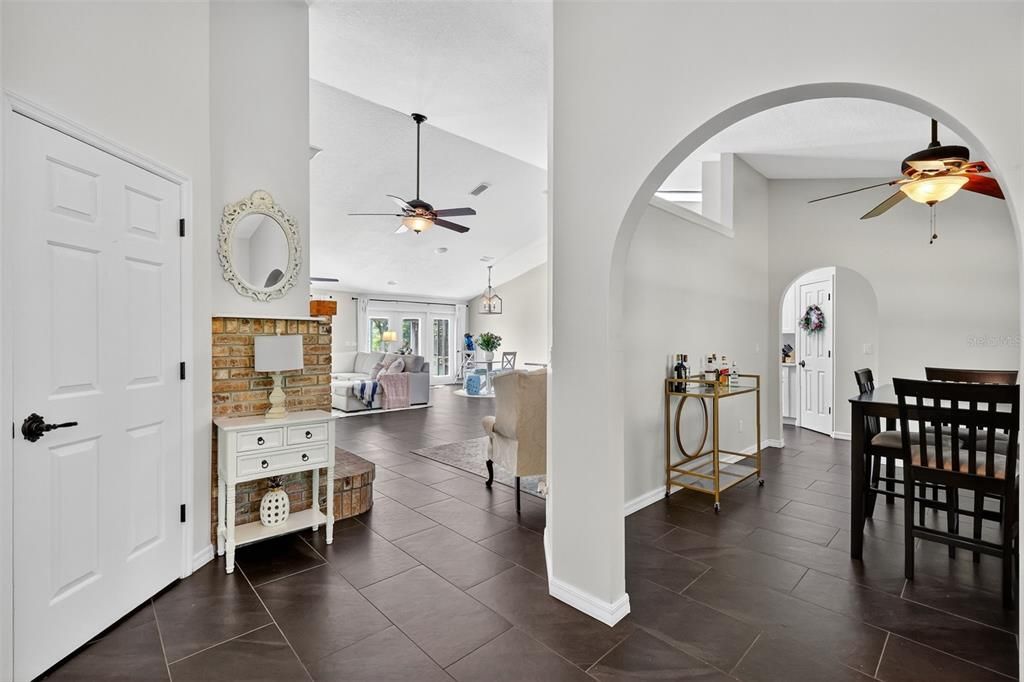 待售: $640,000 (4 贝兹, 2 浴室, 2182 平方英尺)