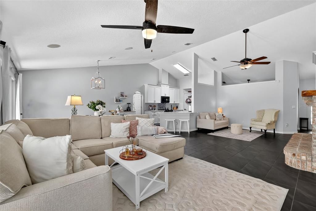 待售: $640,000 (4 贝兹, 2 浴室, 2182 平方英尺)