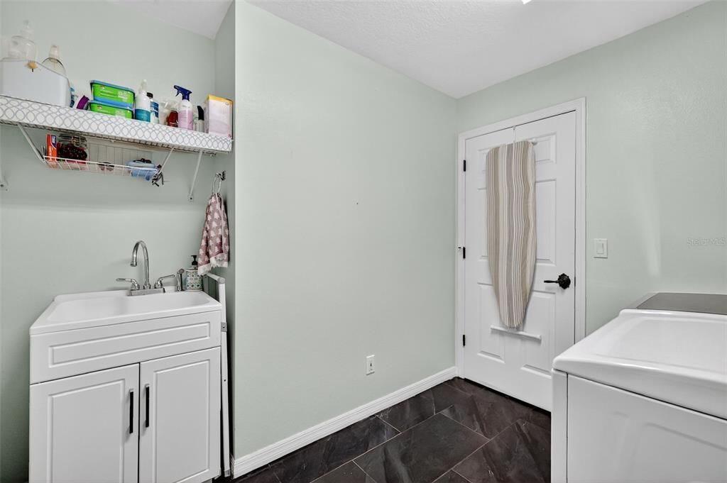 待售: $640,000 (4 贝兹, 2 浴室, 2182 平方英尺)