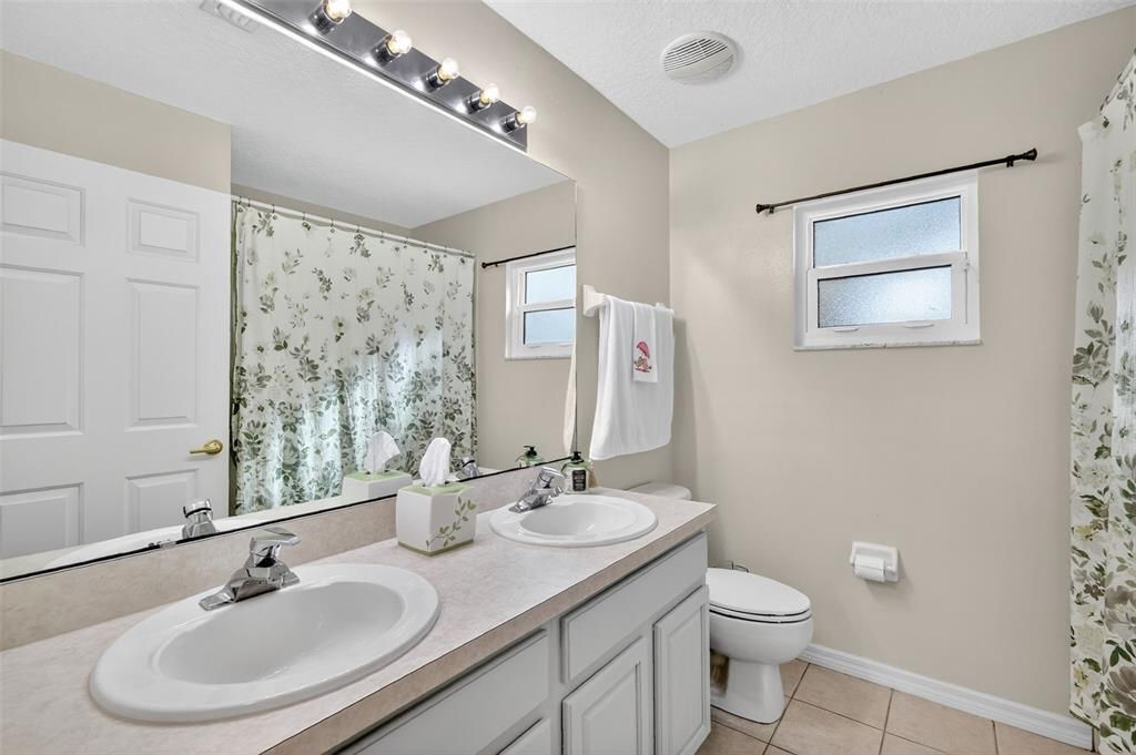 待售: $640,000 (4 贝兹, 2 浴室, 2182 平方英尺)