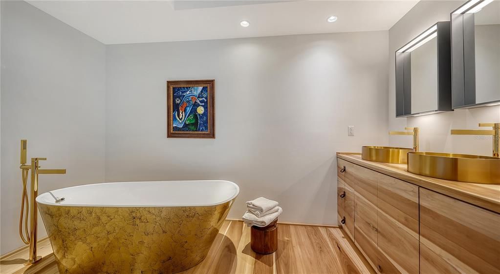 For Sale: $1,299,999 (2 beds, 2 baths, 1600 Square Feet)