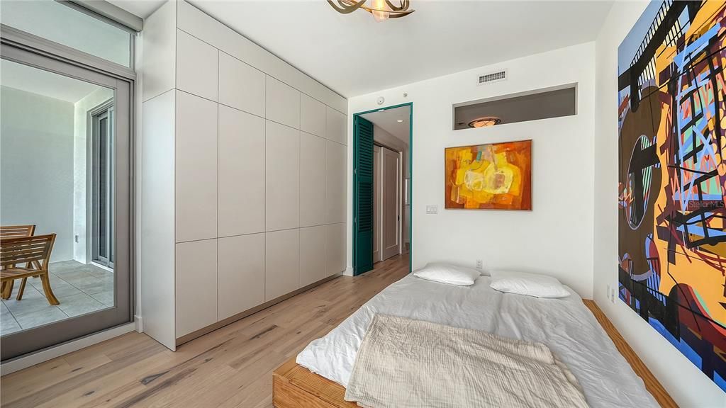 For Sale: $1,299,999 (2 beds, 2 baths, 1600 Square Feet)