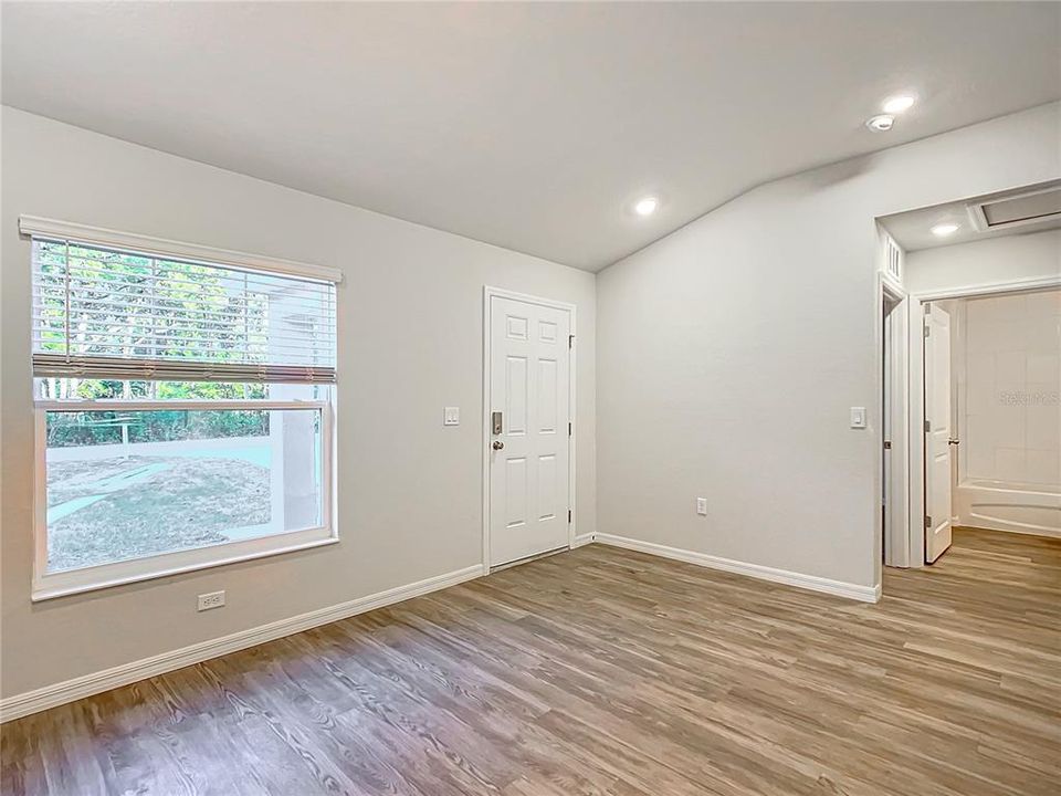 На продажу: $419,900 (8 спален, 0 ванн, 2104 Квадратных фут)