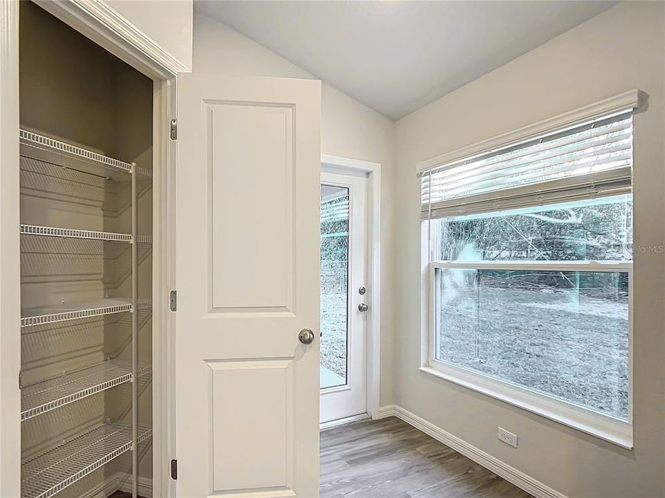 На продажу: $419,900 (8 спален, 0 ванн, 2104 Квадратных фут)