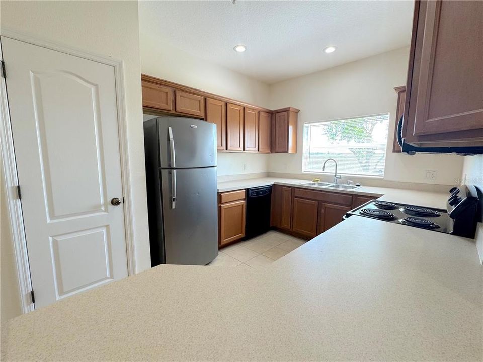 For Rent: $2,000 (3 beds, 2 baths, 1575 Square Feet)