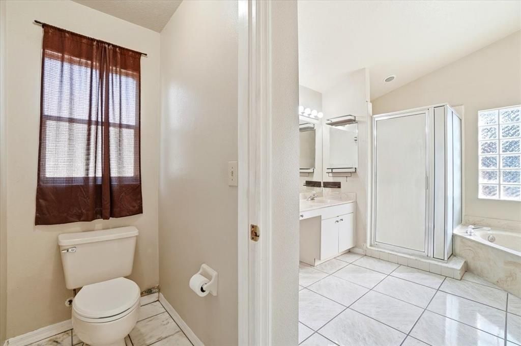 合同活跃: $340,000 (2 贝兹, 2 浴室, 1998 平方英尺)