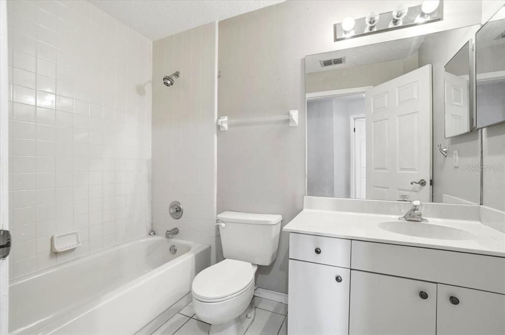 合同活跃: $340,000 (2 贝兹, 2 浴室, 1998 平方英尺)