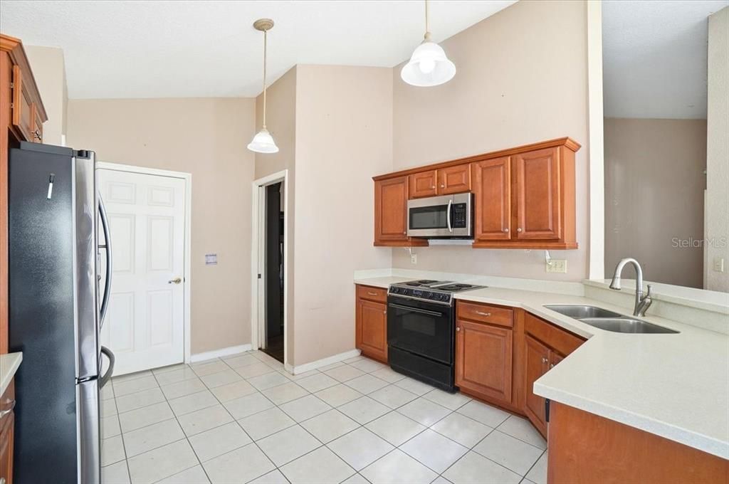 合同活跃: $340,000 (2 贝兹, 2 浴室, 1998 平方英尺)