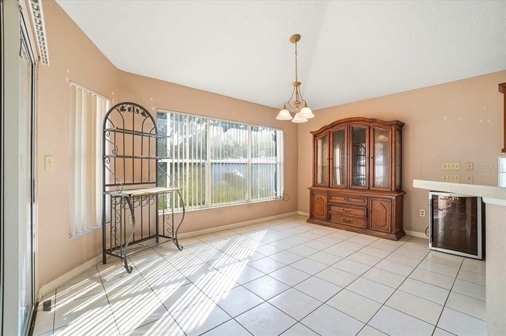 合同活跃: $340,000 (2 贝兹, 2 浴室, 1998 平方英尺)