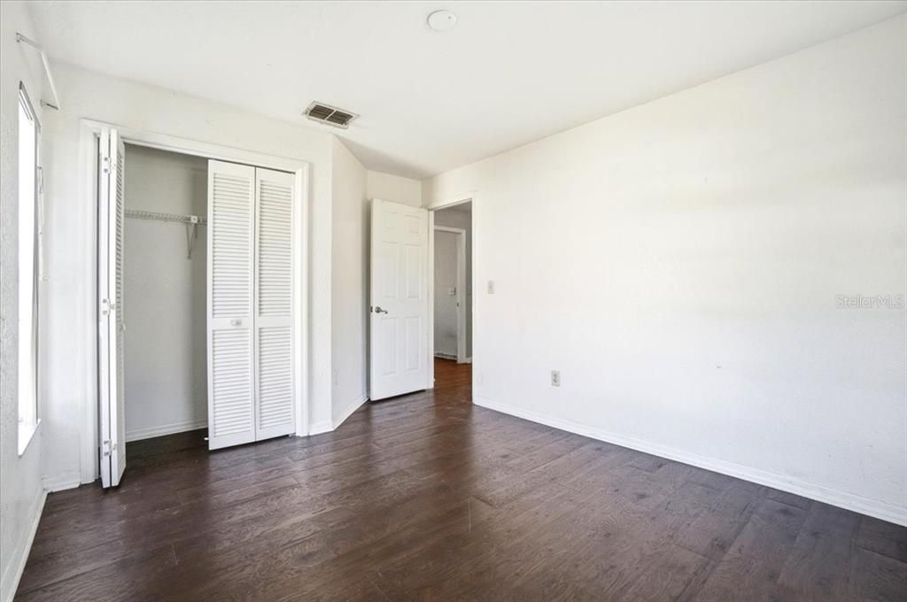 合同活跃: $340,000 (2 贝兹, 2 浴室, 1998 平方英尺)