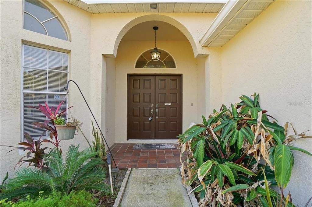 合同活跃: $340,000 (2 贝兹, 2 浴室, 1998 平方英尺)