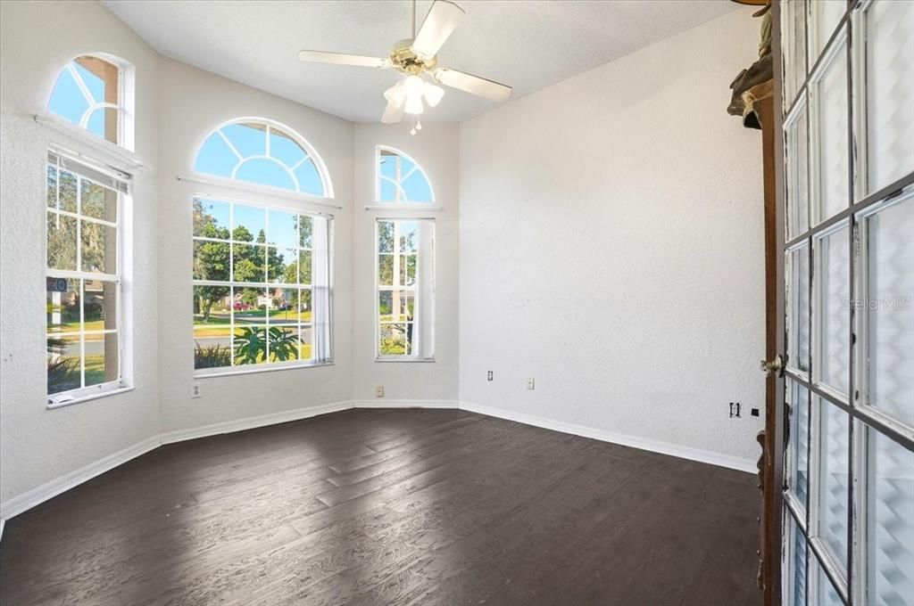 合同活跃: $340,000 (2 贝兹, 2 浴室, 1998 平方英尺)