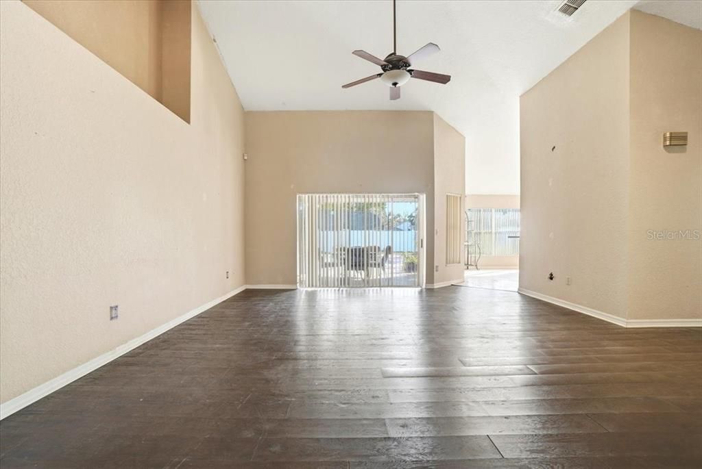 合同活跃: $340,000 (2 贝兹, 2 浴室, 1998 平方英尺)