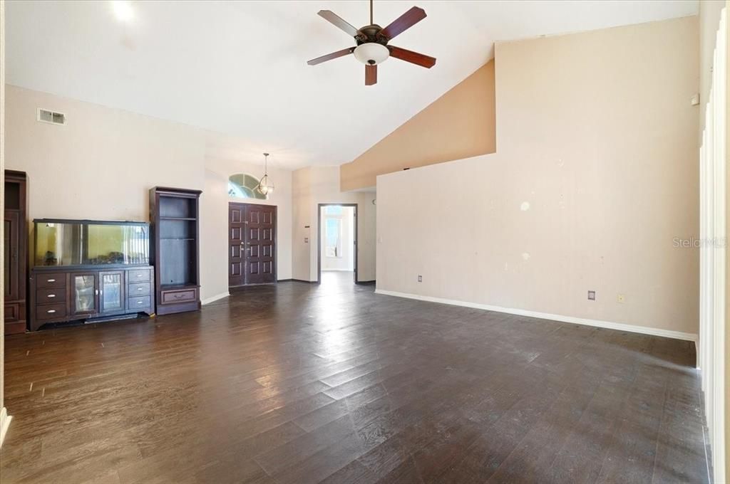 合同活跃: $340,000 (2 贝兹, 2 浴室, 1998 平方英尺)