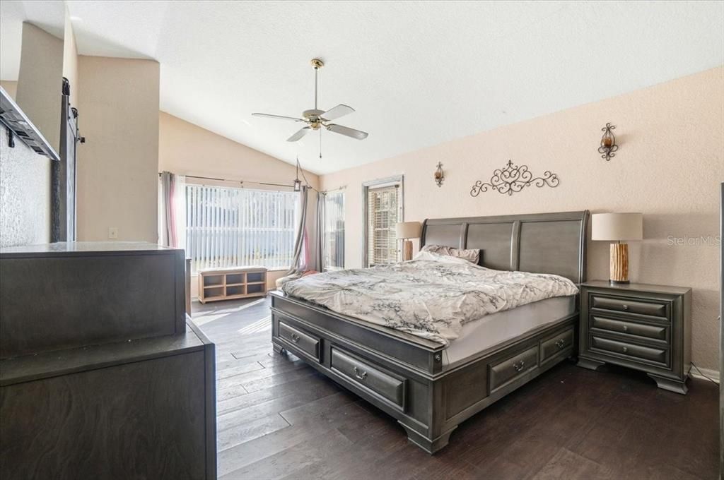 合同活跃: $340,000 (2 贝兹, 2 浴室, 1998 平方英尺)