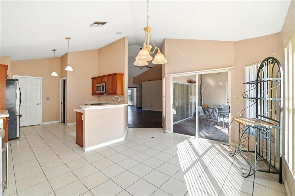 合同活跃: $340,000 (2 贝兹, 2 浴室, 1998 平方英尺)