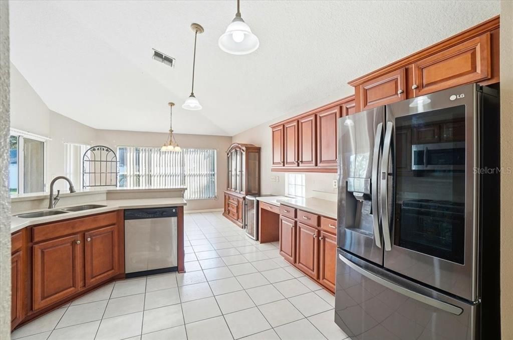 合同活跃: $340,000 (2 贝兹, 2 浴室, 1998 平方英尺)