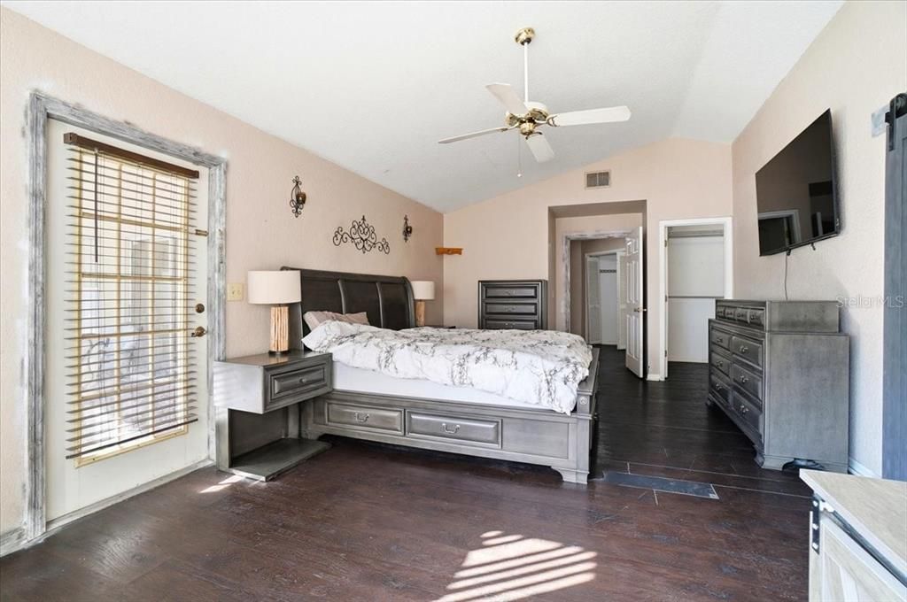 合同活跃: $340,000 (2 贝兹, 2 浴室, 1998 平方英尺)