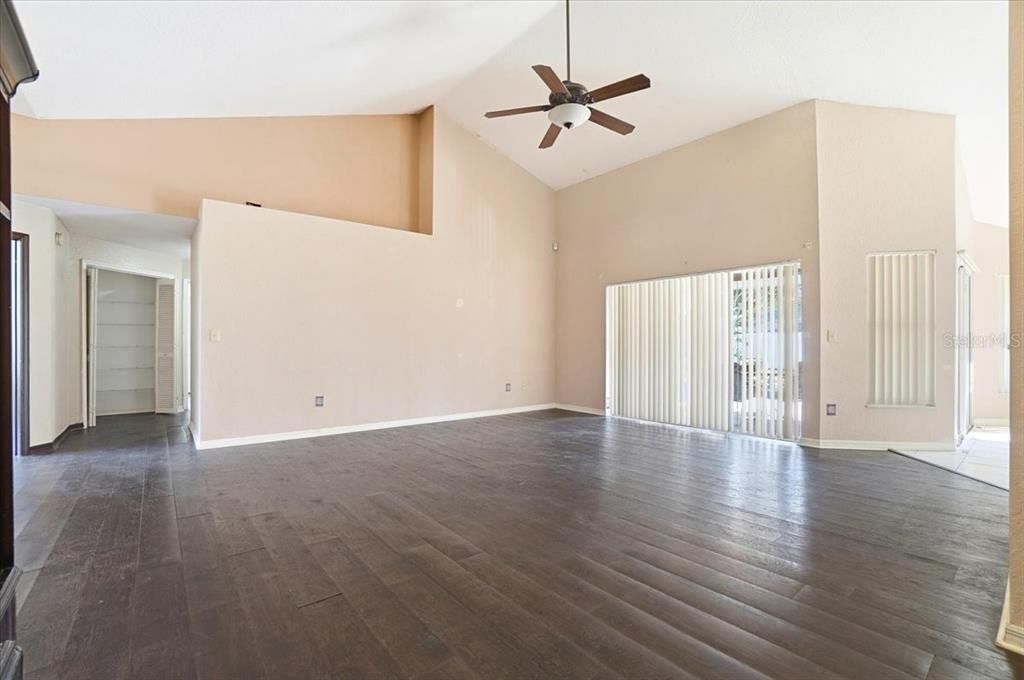 合同活跃: $340,000 (2 贝兹, 2 浴室, 1998 平方英尺)