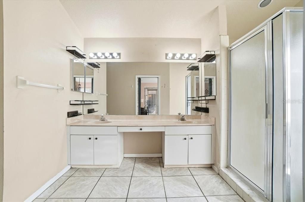 合同活跃: $340,000 (2 贝兹, 2 浴室, 1998 平方英尺)