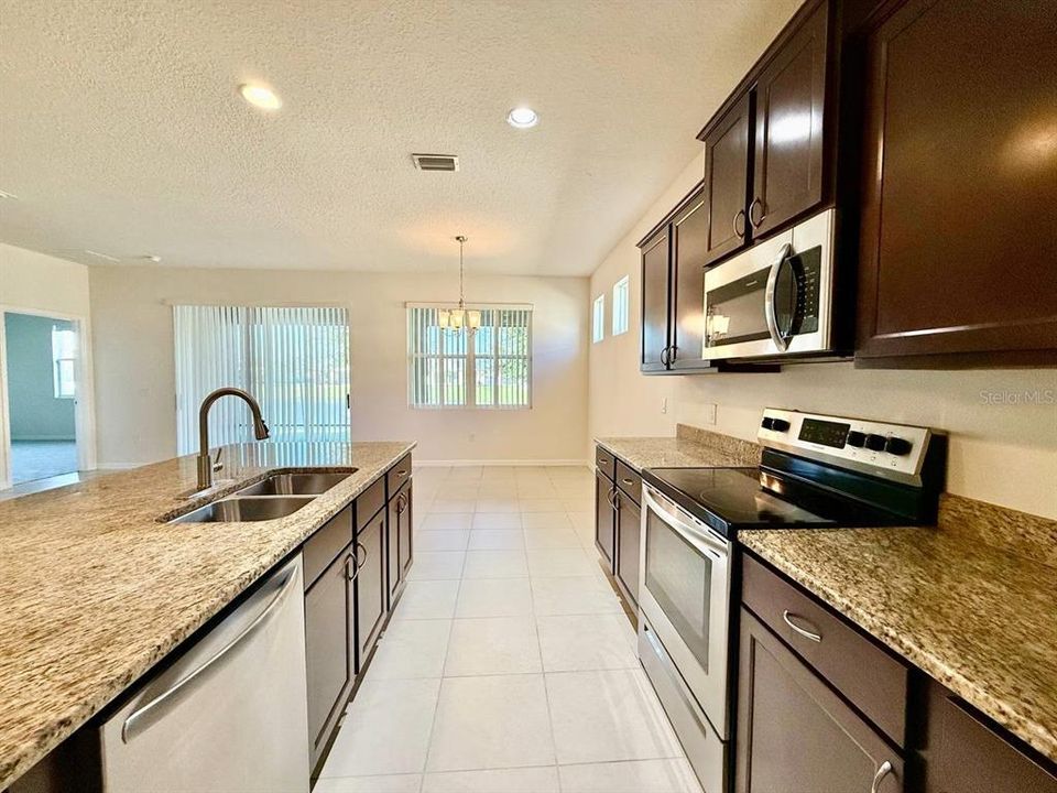 出租: $2,100 (4 贝兹, 2 浴室, 2057 平方英尺)