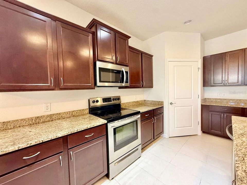 出租: $2,100 (4 贝兹, 2 浴室, 2057 平方英尺)